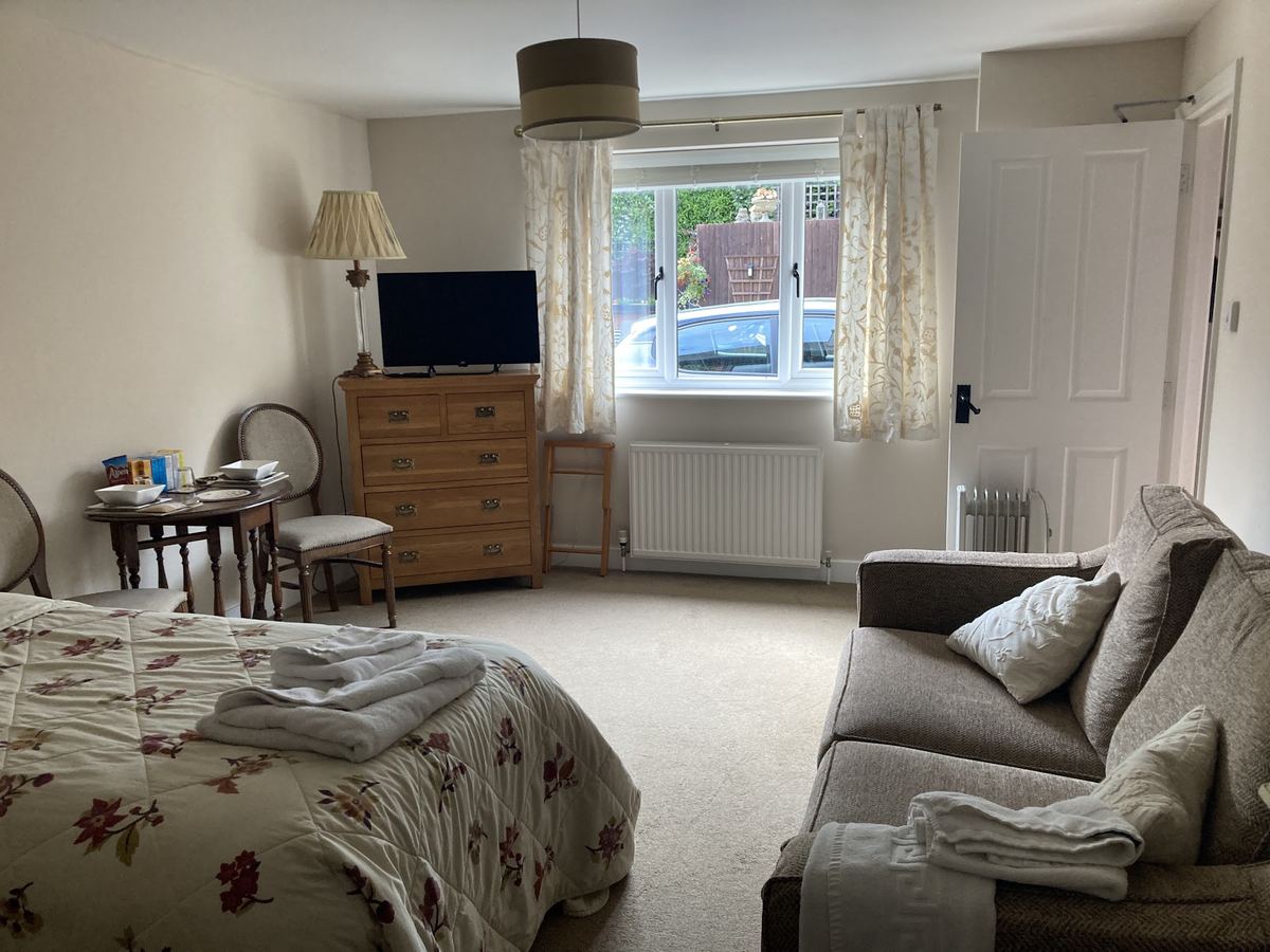 A double room with sofa at The Old Post House, Naseby